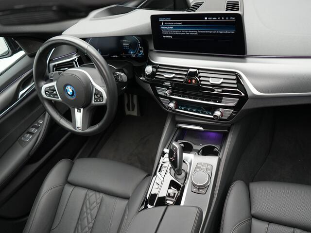 BMW 5-SERIE Touring 530e M-Sport Plug In Hybrid PHEV | Panodak | Adaptive Cruise | Trekhaak af Fabriek | Laser LED | Carplay | Camera | Head Up | Electrische Lederen Sportstoelen | Stuur/Stoel Verwarming |
