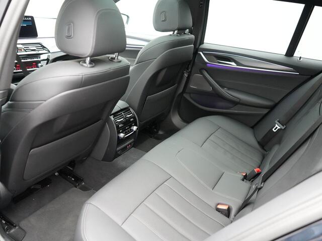 BMW 5-SERIE Touring 530e M-Sport Plug In Hybrid PHEV | Panodak | Adaptive Cruise | Trekhaak af Fabriek | Laser LED | Carplay | Camera | Head Up | Electrische Lederen Sportstoelen | Stuur/Stoel Verwarming |