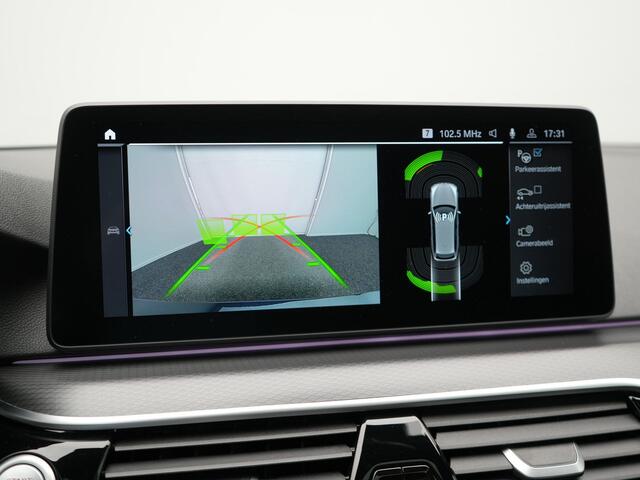 BMW 5-SERIE Touring 530e M-Sport Plug In Hybrid PHEV | Panodak | Adaptive Cruise | Trekhaak af Fabriek | Laser LED | Carplay | Camera | Head Up | Electrische Lederen Sportstoelen | Stuur/Stoel Verwarming |