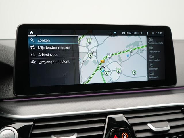 BMW 5-SERIE Touring 530e M-Sport Plug In Hybrid PHEV | Panodak | Adaptive Cruise | Trekhaak af Fabriek | Laser LED | Carplay | Camera | Head Up | Electrische Lederen Sportstoelen | Stuur/Stoel Verwarming |