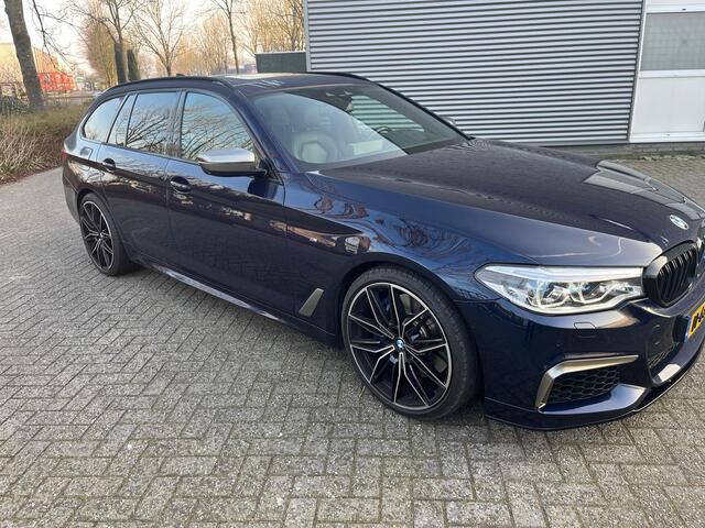 BMW 5-SERIE Touring M550d 400 pk xDrive High Executive M-Sportpakket / 4-Wielsturing/ Laser/ Head-Up/ Night-Vision/ Soft-Close/ Keyless/ Harman&Kardon/ Pano-Dak/ 20'' LMV