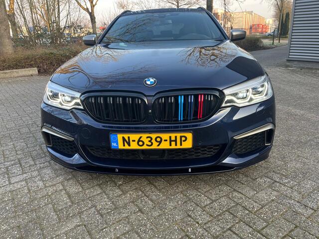 BMW 5-SERIE Touring M550d 400 pk xDrive High Executive M-Sportpakket / 4-Wielsturing/ Laser/ Head-Up/ Night-Vision/ Soft-Close/ Keyless/ Harman&Kardon/ Pano-Dak/ 20'' LMV