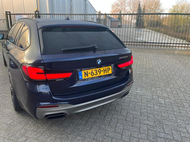 BMW 5-SERIE Touring M550d 400 pk xDrive High Executive M-Sportpakket / 4-Wielsturing/ Laser/ Head-Up/ Night-Vision/ Soft-Close/ Keyless/ Harman&Kardon/ Pano-Dak/ 20'' LMV