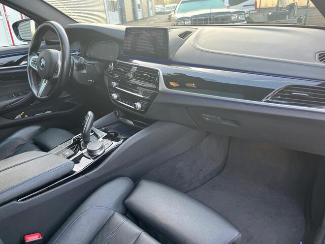 BMW 5-SERIE Touring M550d 400 pk xDrive High Executive M-Sportpakket / 4-Wielsturing/ Laser/ Head-Up/ Night-Vision/ Soft-Close/ Keyless/ Harman&Kardon/ Pano-Dak/ 20'' LMV
