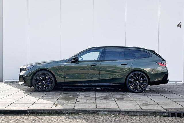 BMW 5-SERIE Touring 550e xDrive M-Sport / Bowers & Wilkins Surround Sound System / Driving Assistant Professional / 21 inch / Glazen dak / Alcantara Hemel / Comfort Acces / Parking Plus / M-Stoelen