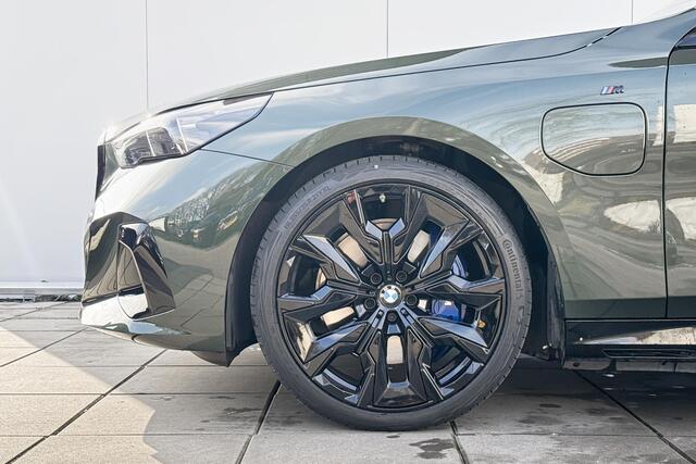 BMW 5-SERIE Touring 550e xDrive M-Sport / Bowers & Wilkins Surround Sound System / Driving Assistant Professional / 21 inch / Glazen dak / Alcantara Hemel / Comfort Acces / Parking Plus / M-Stoelen