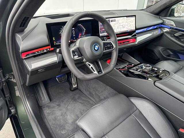 BMW 5-SERIE Touring 550e xDrive M-Sport / Bowers & Wilkins Surround Sound System / Driving Assistant Professional / 21 inch / Glazen dak / Alcantara Hemel / Comfort Acces / Parking Plus / M-Stoelen
