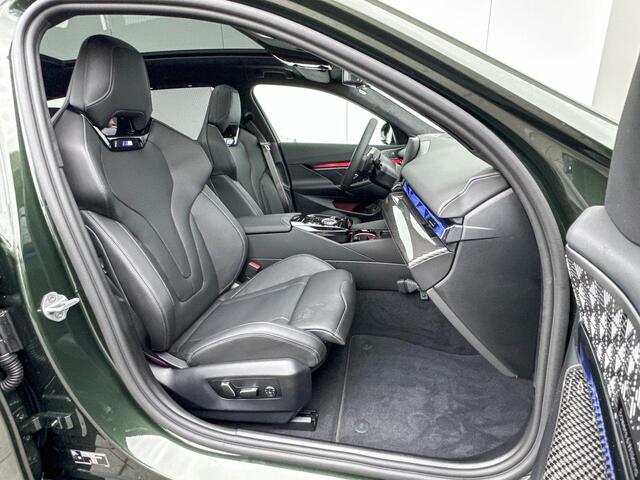 BMW 5-SERIE Touring 550e xDrive M-Sport / Bowers & Wilkins Surround Sound System / Driving Assistant Professional / 21 inch / Glazen dak / Alcantara Hemel / Comfort Acces / Parking Plus / M-Stoelen