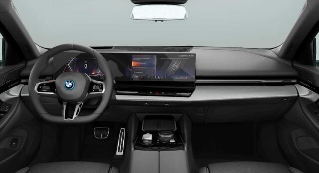 BMW 5-SERIE Touring 530e xDrive M-Sport | Panoramadak | Head Up | Elektr. Trekhaak | Harman Kardon