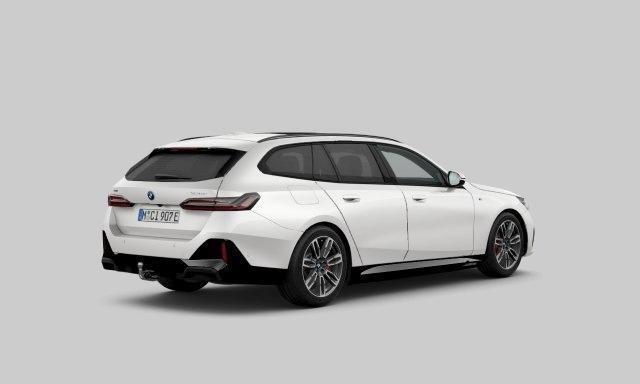 BMW 5-SERIE Touring 530e xDrive M-Sport | Panoramadak | Head Up | Elektr. Trekhaak | Harman Kardon