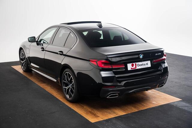 BMW 5-SERIE 545e xDrive High Executive Edition M Sport - Schuif-/kanteldak - Head-Up Display - Harman Kardon - Driving Assistant Professional - Parking Assistant Plus - Comfortstoelen voor - Elektrisch verwarmde voor/achterstoelen -