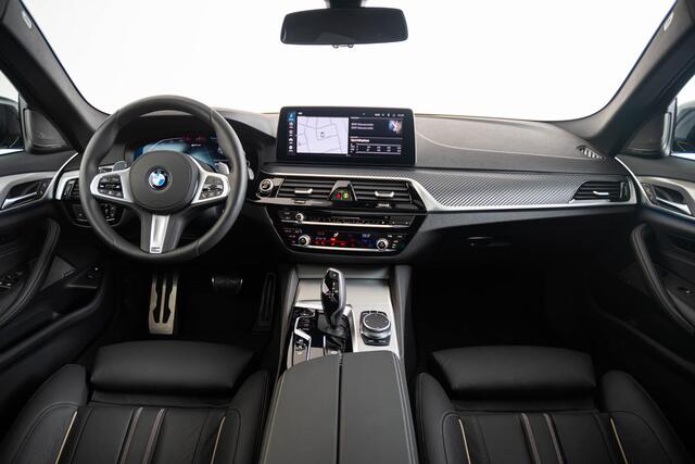 BMW 5-SERIE 545e xDrive High Executive Edition M Sport - Schuif-/kanteldak - Head-Up Display - Harman Kardon - Driving Assistant Professional - Parking Assistant Plus - Comfortstoelen voor - Elektrisch verwarmde voor/achterstoelen -