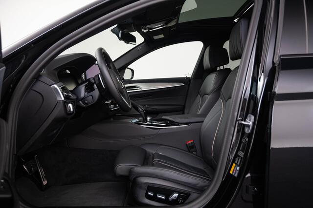 BMW 5-SERIE 545e xDrive High Executive Edition M Sport - Schuif-/kanteldak - Head-Up Display - Harman Kardon - Driving Assistant Professional - Parking Assistant Plus - Comfortstoelen voor - Elektrisch verwarmde voor/achterstoelen -