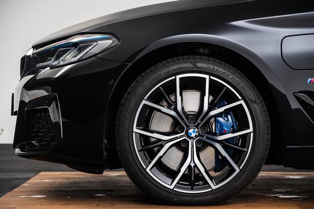 BMW 5-SERIE 545e xDrive High Executive Edition M Sport - Schuif-/kanteldak - Head-Up Display - Harman Kardon - Driving Assistant Professional - Parking Assistant Plus - Comfortstoelen voor - Elektrisch verwarmde voor/achterstoelen -