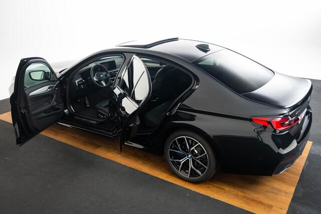 BMW 5-SERIE 545e xDrive High Executive Edition M Sport - Schuif-/kanteldak - Head-Up Display - Harman Kardon - Driving Assistant Professional - Parking Assistant Plus - Comfortstoelen voor - Elektrisch verwarmde voor/achterstoelen -