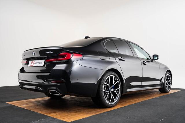 BMW 5-SERIE 545e xDrive High Executive Edition M Sport - Schuif-/kanteldak - Head-Up Display - Harman Kardon - Driving Assistant Professional - Parking Assistant Plus - Comfortstoelen voor - Elektrisch verwarmde voor/achterstoelen -
