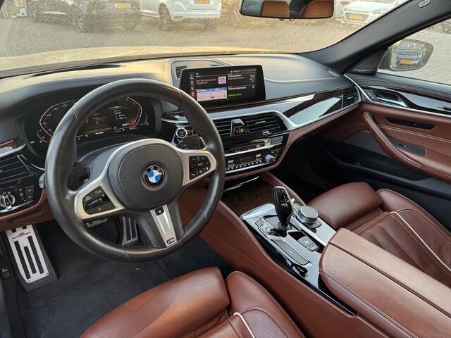 BMW 5-SERIE 540i xDrive High Exe. M Sport / Schuifdak / 360Camera / Head-up / 20'' / Softclose / Luxe Leder / Harman Kardon / Stoelventilatie / Keyless / Stuurverwarming / Dodehoek / ACC / Harman Kardon / Navigatie