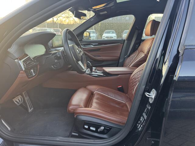 BMW 5-SERIE 540i xDrive High Exe. M Sport / Schuifdak / 360Camera / Head-up / 20'' / Softclose / Luxe Leder / Harman Kardon / Stoelventilatie / Keyless / Stuurverwarming / Dodehoek / ACC / Harman Kardon / Navigatie