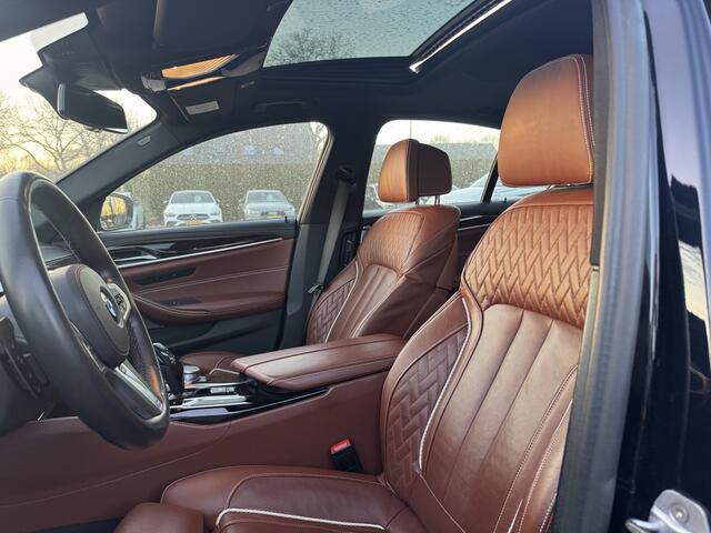 BMW 5-SERIE 540i xDrive High Exe. M Sport / Schuifdak / 360Camera / Head-up / 20'' / Softclose / Luxe Leder / Harman Kardon / Stoelventilatie / Keyless / Stuurverwarming / Dodehoek / ACC / Harman Kardon / Navigatie