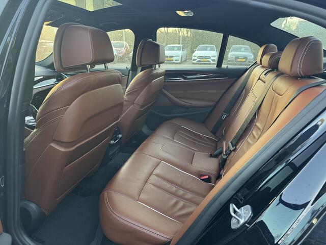 BMW 5-SERIE 540i xDrive High Exe. M Sport / Schuifdak / 360Camera / Head-up / 20'' / Softclose / Luxe Leder / Harman Kardon / Stoelventilatie / Keyless / Stuurverwarming / Dodehoek / ACC / Harman Kardon / Navigatie