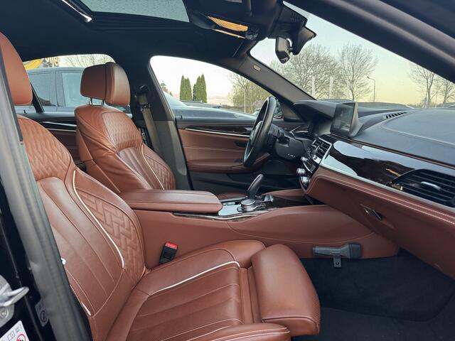 BMW 5-SERIE 540i xDrive High Exe. M Sport / Schuifdak / 360Camera / Head-up / 20'' / Softclose / Luxe Leder / Harman Kardon / Stoelventilatie / Keyless / Stuurverwarming / Dodehoek / ACC / Harman Kardon / Navigatie
