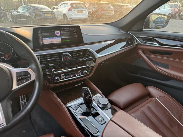 BMW 5-SERIE 540i xDrive High Exe. M Sport / Schuifdak / 360Camera / Head-up / 20'' / Softclose / Luxe Leder / Harman Kardon / Stoelventilatie / Keyless / Stuurverwarming / Dodehoek / ACC / Harman Kardon / Navigatie