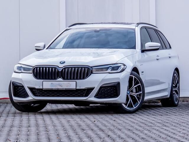 BMW 5-SERIE Touring 530e M-SPORT ** LASER, LEDER, PANORAMA, TREKH, HuD, H&K Sound ** ¤ 40.000,= onder NP - Ex. BMW-AG ** ** INFORMEER OOK NAAR ONZE AANTREKKELIJKE FINANCIAL-LEASE TARIEVEN **