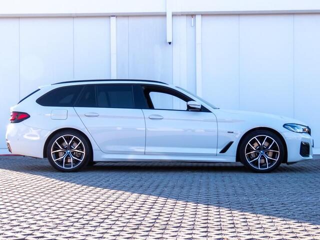 BMW 5-SERIE Touring 530e M-SPORT ** LASER, LEDER, PANORAMA, TREKH, HuD, H&K Sound ** ¤ 40.000,= onder NP - Ex. BMW-AG ** ** INFORMEER OOK NAAR ONZE AANTREKKELIJKE FINANCIAL-LEASE TARIEVEN **