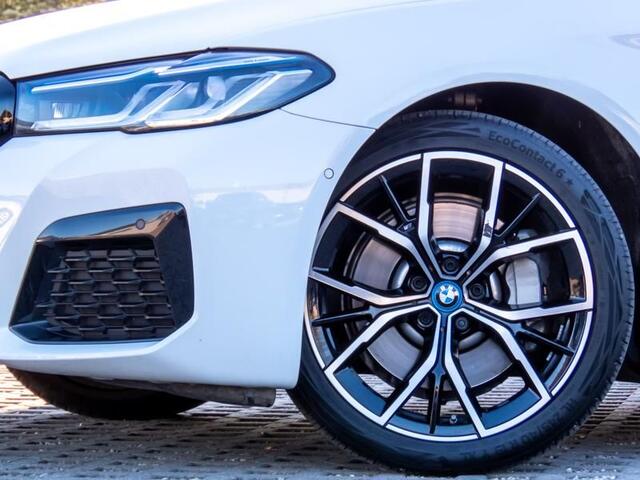 BMW 5-SERIE Touring 530e M-SPORT ** LASER, LEDER, PANORAMA, TREKH, HuD, H&K Sound ** ¤ 40.000,= onder NP - Ex. BMW-AG ** ** INFORMEER OOK NAAR ONZE AANTREKKELIJKE FINANCIAL-LEASE TARIEVEN **
