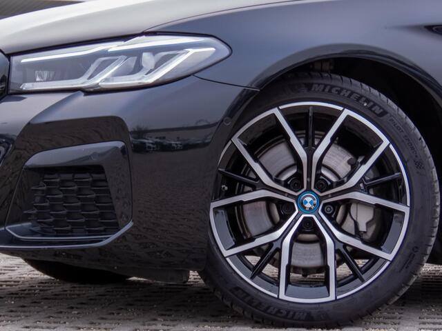 BMW 5-SERIE Touring 530e M-SPORT ** LASER, LEDER, PANORAMA, TREKH, HuD, HiFi, ALARM ** ¤ 37.500,= onder NP - Ex BMW-AG ** ** INFORMEER OOK NAAR ONZE AANTREKKELIJKE FINANCIAL-LEASE TARIEVEN **