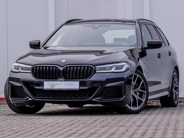 BMW 5-SERIE Touring 530e M-SPORT ** LASER, LEDER, PANORAMA, TREKH, CARBON SCHWARZ ** ¤ 37.000,= onder NP - Ex BMW-AG ** ** INFORMEER OOK NAAR ONZE AANTREKKELIJKE FINANCIAL-LEASE TARIEVEN **
