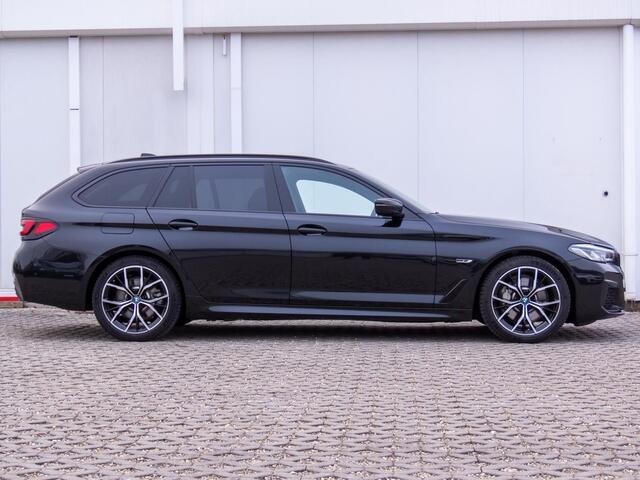BMW 5-SERIE Touring 530e M-SPORT ** LASER, LEDER, PANORAMA, TREKH, CARBON SCHWARZ ** ¤ 37.000,= onder NP - Ex BMW-AG ** ** INFORMEER OOK NAAR ONZE AANTREKKELIJKE FINANCIAL-LEASE TARIEVEN **