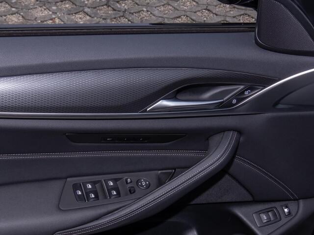 BMW 5-SERIE Touring 530e M-SPORT ** LASER, LEDER, PANORAMA, TREKH, CARBON SCHWARZ ** ¤ 37.000,= onder NP - Ex BMW-AG ** ** INFORMEER OOK NAAR ONZE AANTREKKELIJKE FINANCIAL-LEASE TARIEVEN **