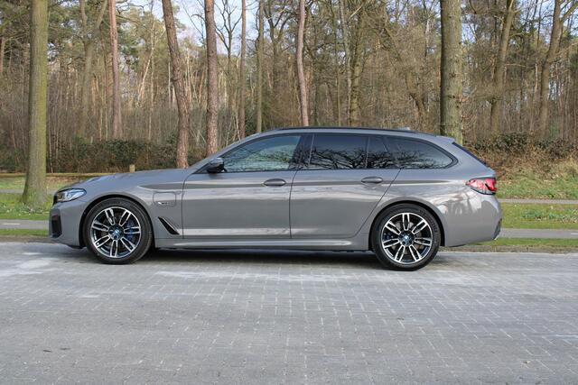 BMW 5-SERIE Touring 530e xDrive High Executive M-aerodynamiek-kit, Panoramadak, Zitting comfort met geheugen, Head up, BMW Laserlicht, DAB, Grootlichtassistent, Stoelverwarming, Parkhulpsysteemplus, Driving assistent Plus, etc.