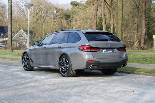 BMW 5-SERIE Touring 530e xDrive High Executive M-aerodynamiek-kit, Panoramadak, Zitting comfort met geheugen, Head up, BMW Laserlicht, DAB, Grootlichtassistent, Stoelverwarming, Parkhulpsysteemplus, Driving assistent Plus, etc.