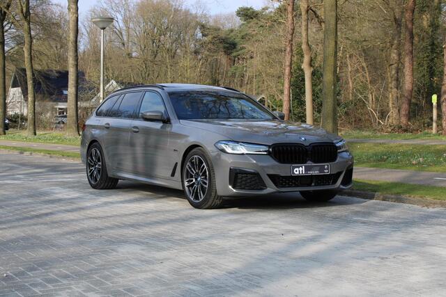 BMW 5-SERIE Touring 530e xDrive High Executive M-aerodynamiek-kit, Panoramadak, Zitting comfort met geheugen, Head up, BMW Laserlicht, DAB, Grootlichtassistent, Stoelverwarming, Parkhulpsysteemplus, Driving assistent Plus, etc.