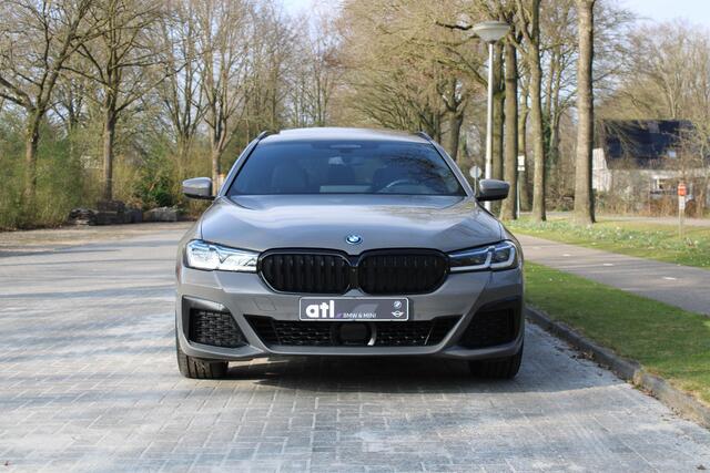 BMW 5-SERIE Touring 530e xDrive High Executive M-aerodynamiek-kit, Panoramadak, Zitting comfort met geheugen, Head up, BMW Laserlicht, DAB, Grootlichtassistent, Stoelverwarming, Parkhulpsysteemplus, Driving assistent Plus, etc.