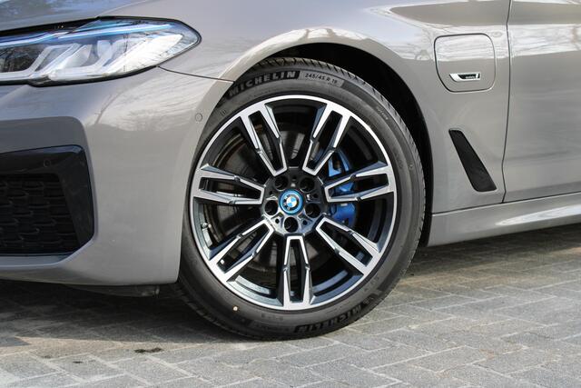 BMW 5-SERIE Touring 530e xDrive High Executive M-aerodynamiek-kit, Panoramadak, Zitting comfort met geheugen, Head up, BMW Laserlicht, DAB, Grootlichtassistent, Stoelverwarming, Parkhulpsysteemplus, Driving assistent Plus, etc.
