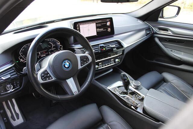 BMW 5-SERIE Touring 530e xDrive High Executive M-aerodynamiek-kit, Panoramadak, Zitting comfort met geheugen, Head up, BMW Laserlicht, DAB, Grootlichtassistent, Stoelverwarming, Parkhulpsysteemplus, Driving assistent Plus, etc.