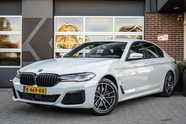 BMW 5-SERIE 530 530e High Executive | M Sport | Laser | HUD | H/K | 360 camera | Addaptief cruise | Soft-close | Keyless-entry | 18 Inch |