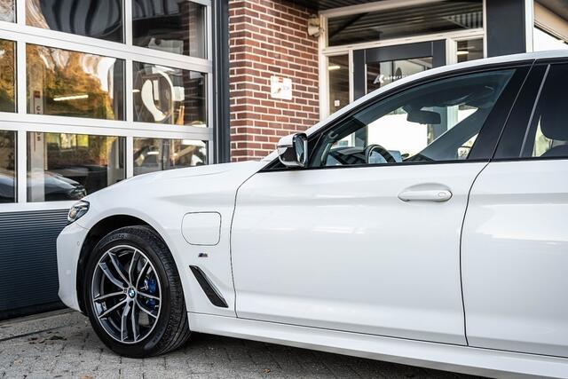 BMW 5-SERIE 530 530e High Executive | M Sport | Laser | HUD | H/K | 360 camera | Addaptief cruise | Soft-close | Keyless-entry | 18 Inch |