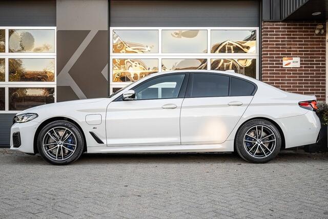 BMW 5-SERIE 530 530e High Executive | M Sport | Laser | HUD | H/K | 360 camera | Addaptief cruise | Soft-close | Keyless-entry | 18 Inch |
