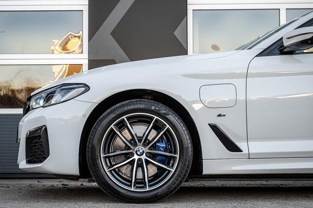 BMW 5-SERIE 530 530e High Executive | M Sport | Laser | HUD | H/K | 360 camera | Addaptief cruise | Soft-close | Keyless-entry | 18 Inch |