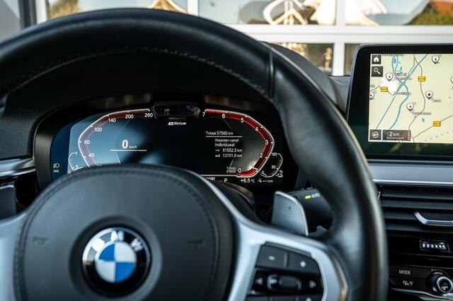 BMW 5-SERIE 530 530e High Executive | M Sport | Laser | HUD | H/K | 360 camera | Addaptief cruise | Soft-close | Keyless-entry | 18 Inch |