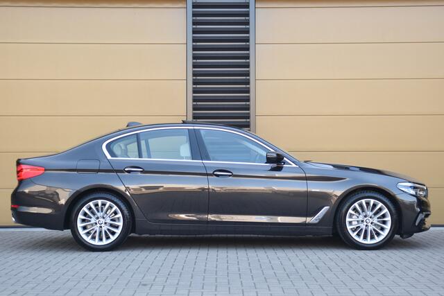 BMW 5-SERIE 530i High Executive * Luxury line * Comfort stoelen * Trekhaak * Navigatie Professional * LED * Leder *