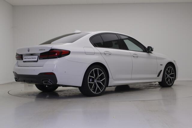 BMW 5-SERIE 530e M-Sport | Driving Assistant Professional | Soft Close | Head Up | 19" | Laserlights | Stoelverwarming