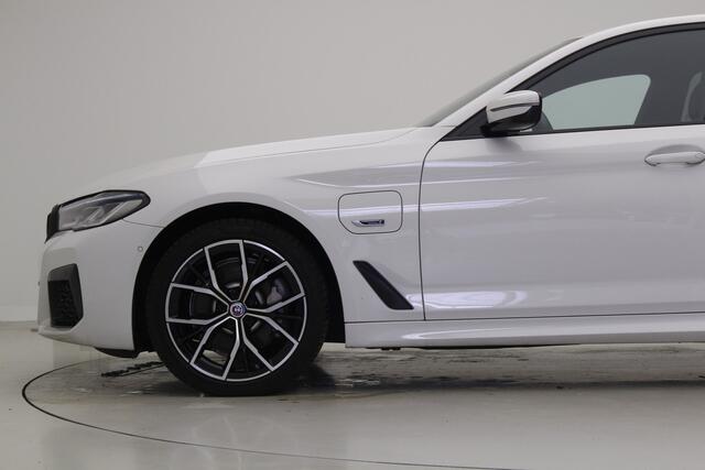BMW 5-SERIE 530e M-Sport | Driving Assistant Professional | Soft Close | Head Up | 19" | Laserlights | Stoelverwarming