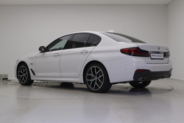 BMW 5-SERIE 530e M-Sport | Driving Assistant Professional | Soft Close | Head Up | 19" | Laserlights | Stoelverwarming