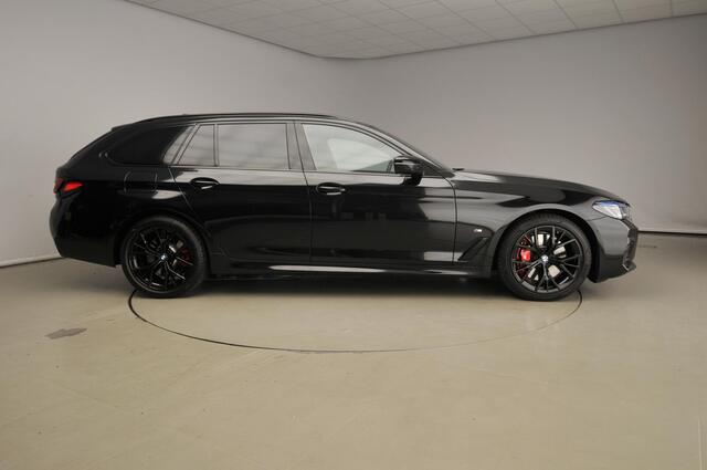 BMW 5-SERIE Touring 540i xDrive | M-Sportpakket | Laserlicht | Leder | HUD | Sportstoelen | Keyles go | DAB | Hifi speakers | Alu 19 inch