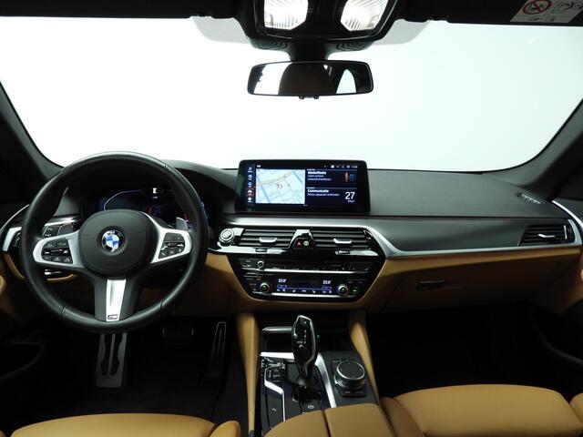 BMW 5-SERIE Touring 540i xDrive | M-Sportpakket | Laserlicht | Leder | HUD | Sportstoelen | Keyles go | DAB | Hifi speakers | Alu 19 inch